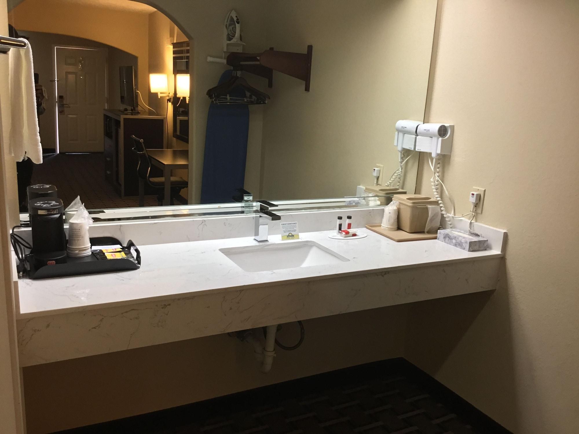 Days Inn & Suites By Wyndham Houston North - Spring Exteriör bild