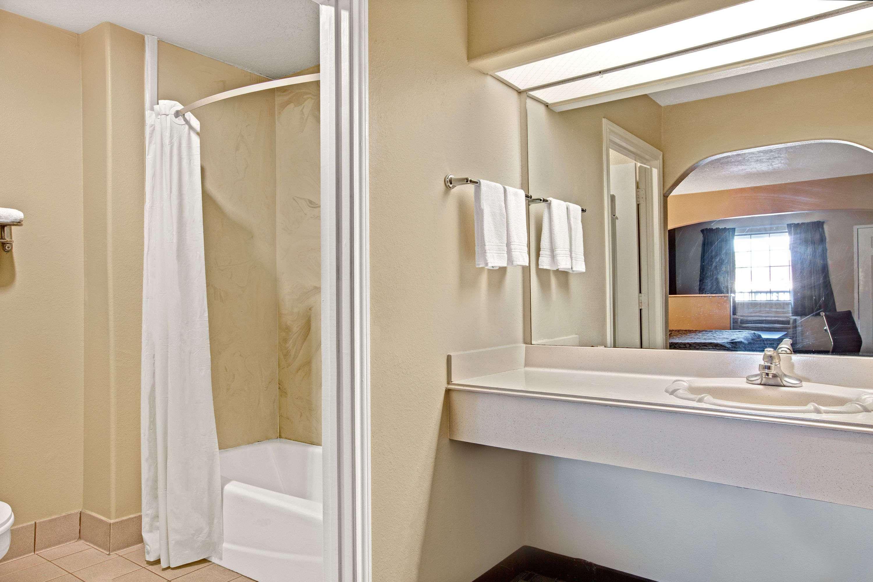 Days Inn & Suites By Wyndham Houston North - Spring Exteriör bild