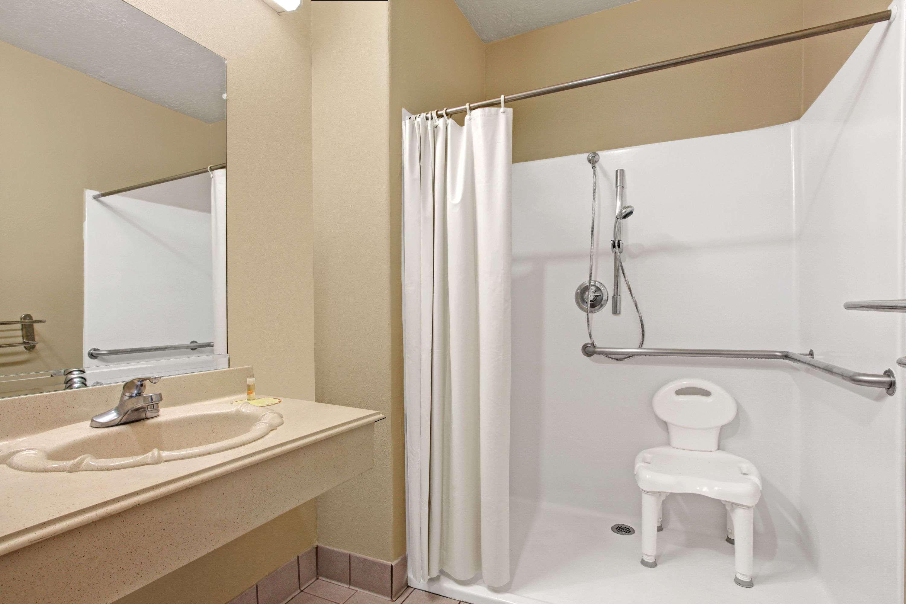 Days Inn & Suites By Wyndham Houston North - Spring Exteriör bild
