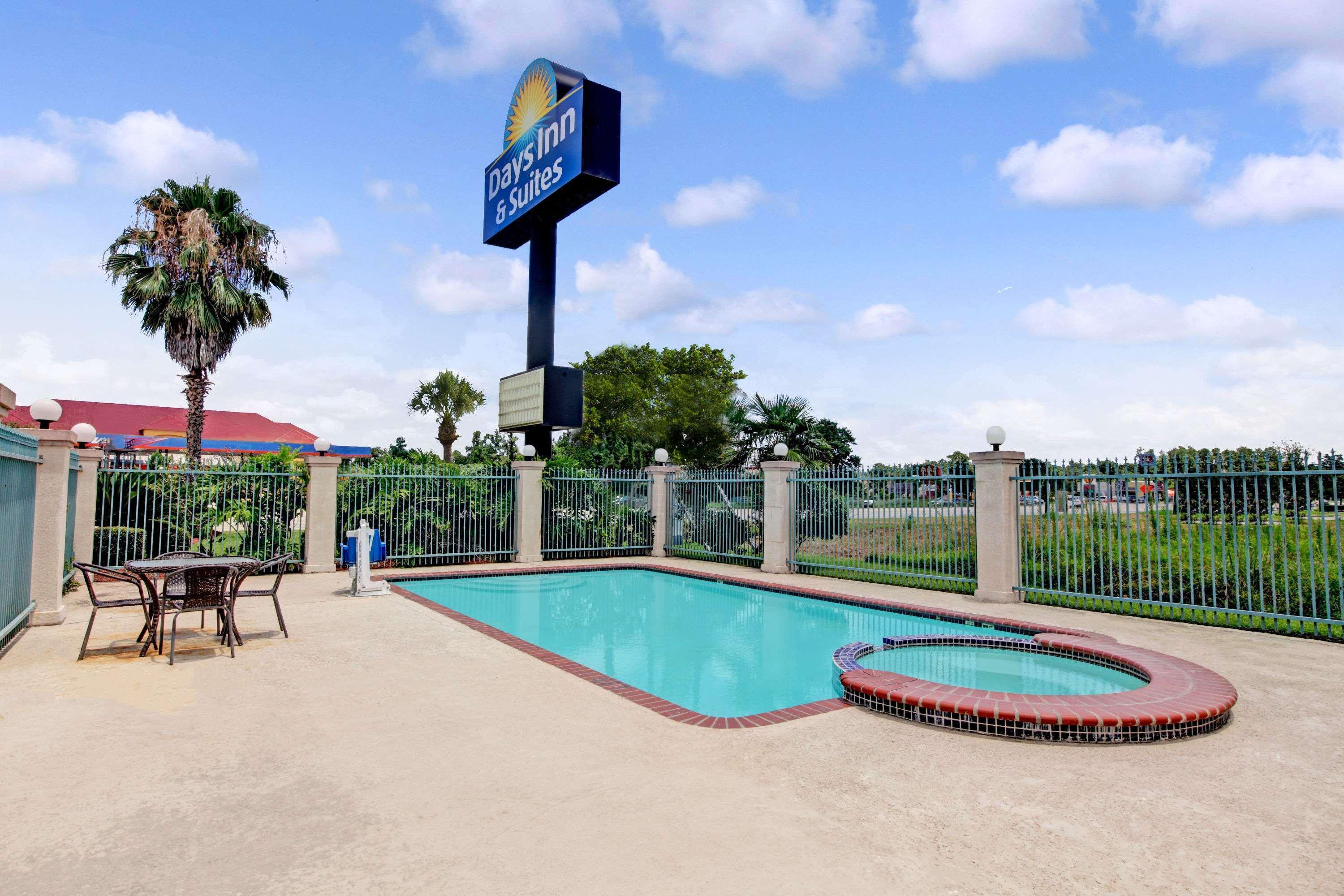 Days Inn & Suites By Wyndham Houston North - Spring Exteriör bild